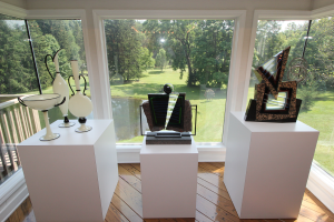 From left, “Ivory and Black” by Dante Marioni, 1996, three-part blown glass group; “Vetro Muralis” and “Contrapuntal,” both sculptures by William Carlson.